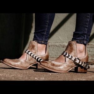 Freebird BLADE booties in Taupe Size 7